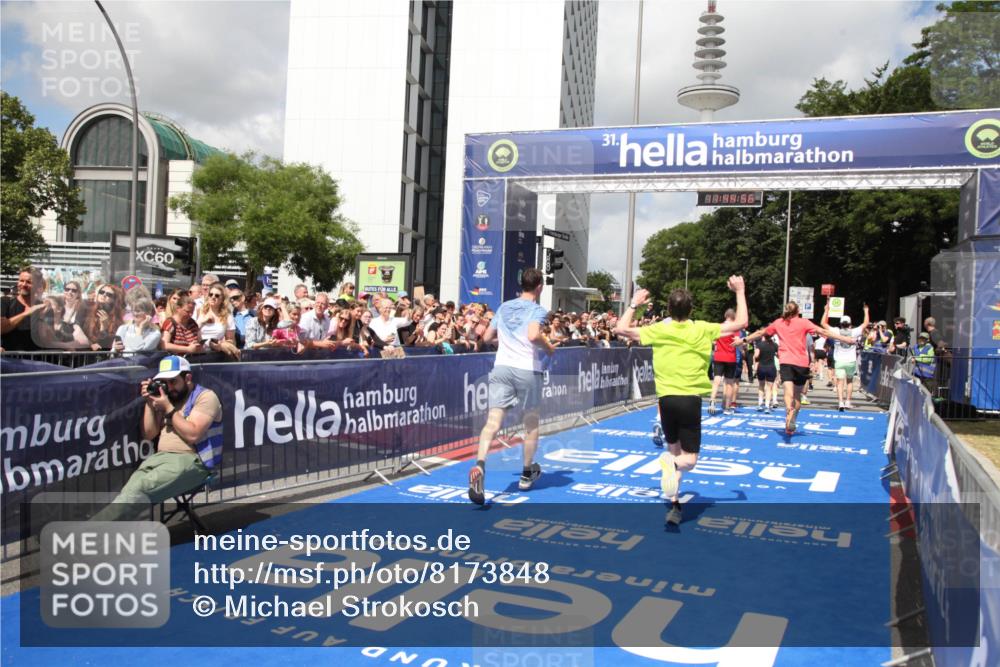 29.06.2025 - hella hamburg halbmarathon Michael Strokosch http://msf.ph/oto/8173848 29.06.2025 11:44:53 Ziel 4752, 4756, 7205, 7206, 10269, 11664, 13060, 15106, 15852, 16577, 18160, 18544, 18950 meine-sportfotos.de