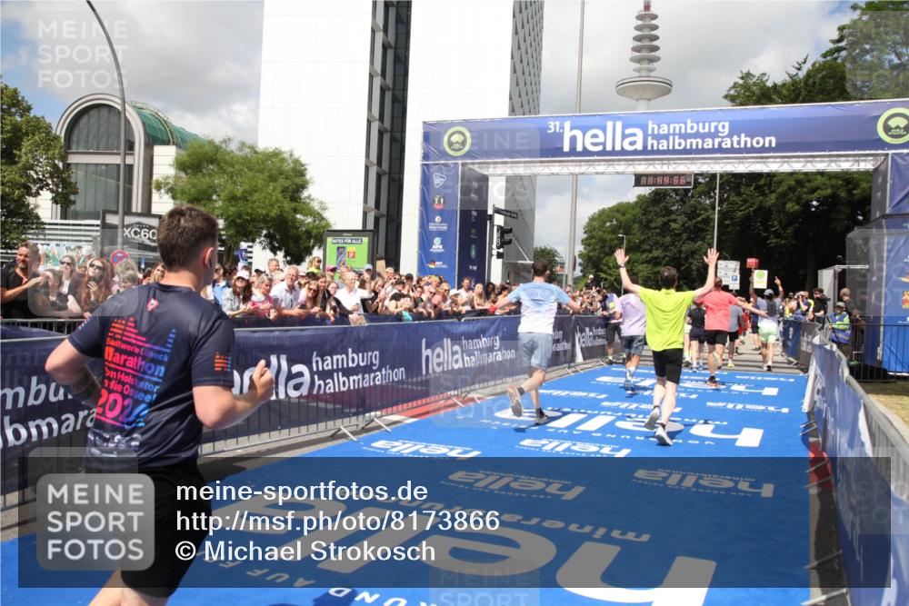 29.06.2025 - hella hamburg halbmarathon Michael Strokosch http://msf.ph/oto/8173866 29.06.2025 11:44:54 Ziel 1314, 4752, 4756, 7205, 7206, 10269, 11664, 13060, 15106, 15852, 16577, 18160, 18544, 18950 meine-sportfotos.de