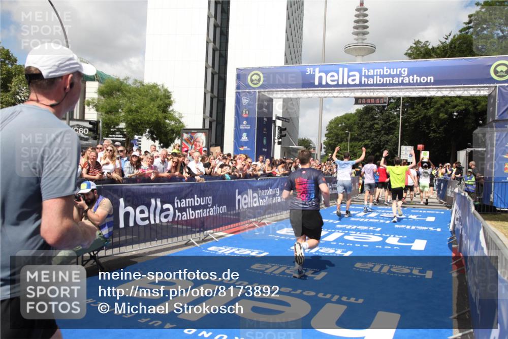 29.06.2025 - hella hamburg halbmarathon Michael Strokosch http://msf.ph/oto/8173892 29.06.2025 11:44:55 Ziel 1010, 1314, 4483, 4752, 4756, 7205, 7206, 10269, 11664, 15101, 15106, 15852, 16577, 17116, 18160, 18544, 18950 meine-sportfotos.de