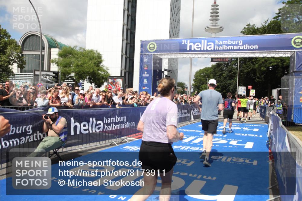 29.06.2025 - hella hamburg halbmarathon Michael Strokosch http://msf.ph/oto/8173911 29.06.2025 11:44:56 Ziel 1008, 1010, 1314, 4329, 4483, 4627, 7205, 7206, 8792, 10269, 15101, 15106, 15852, 16577, 17116, 18160, 18544, 18782 meine-sportfotos.de