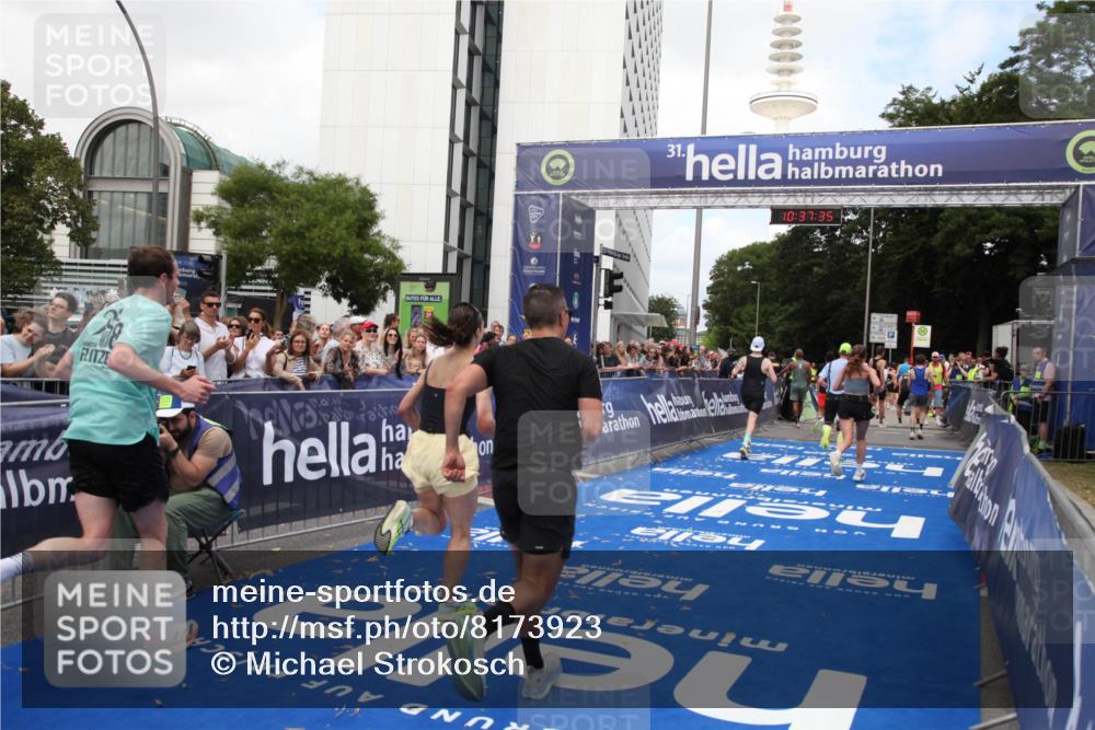 29.06.2025 - hella hamburg halbmarathon Michael Strokosch http://msf.ph/oto/8173923 29.06.2025 10:37:34 Ziel 1290, 2767, 5042, 5791, 6047, 7831, 9017, 9914, 10451, 13372, 18159, 18723 meine-sportfotos.de
