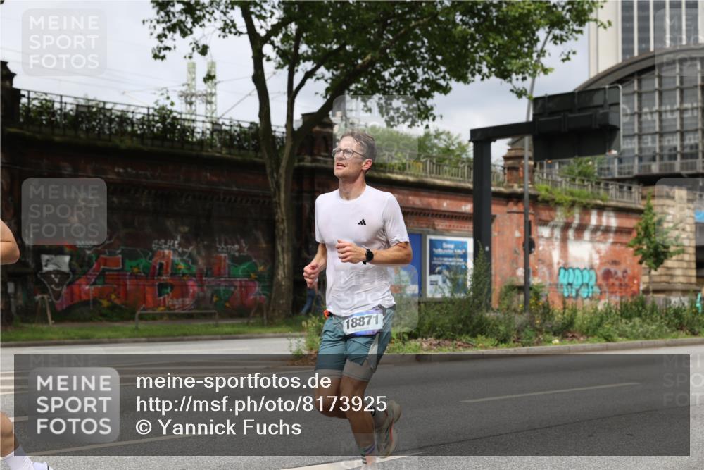 29.06.2025 - hella hamburg halbmarathon Yannick Fuchs http://msf.ph/oto/8173925 29.06.2025 10:25:52 20KM 2460, 2851, 3379, 3845, 5826, 7055, 7481, 7880, 9381, 9508, 10017, 11413, 11857, 13754, 16508, 17322, 18177, 18235, 18871 meine-sportfotos.de