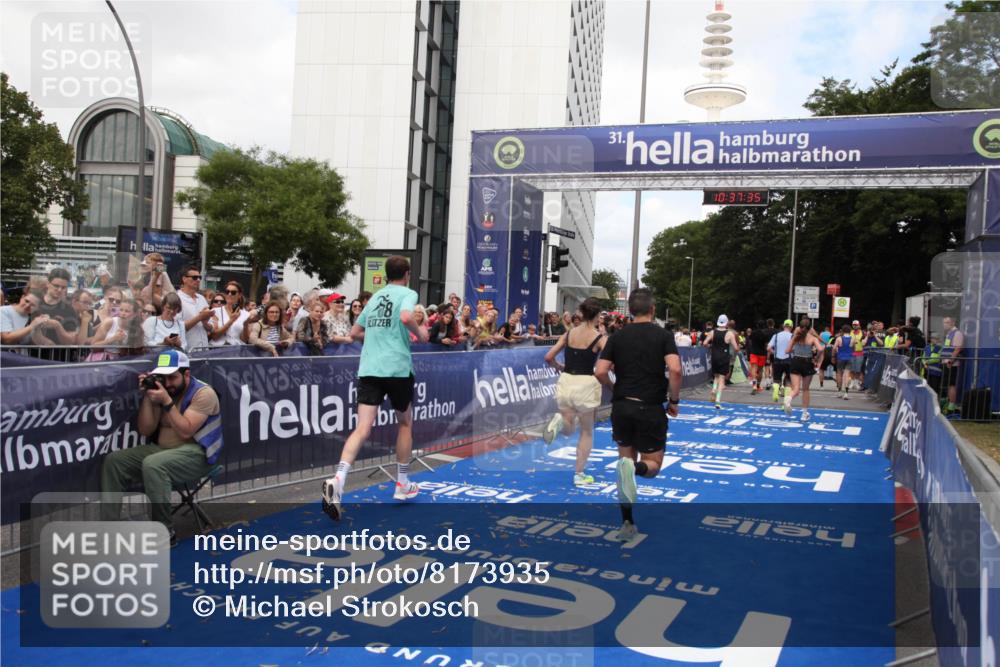 29.06.2025 - hella hamburg halbmarathon Michael Strokosch http://msf.ph/oto/8173935 29.06.2025 10:37:34 Ziel 1290, 2767, 5042, 5791, 6047, 7831, 9017, 9914, 10451, 13372, 18159, 18723 meine-sportfotos.de