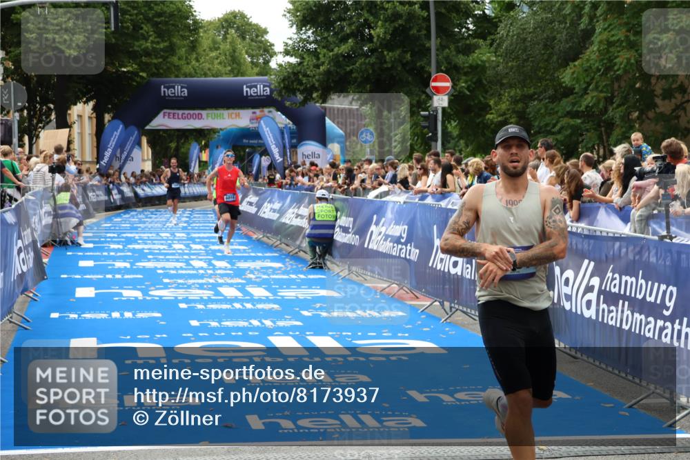 29.06.2025 - hella hamburg halbmarathon Zöllner http://msf.ph/oto/8173937 29.06.2025 10:24:20 Ziel 5612, 6816, 7331, 18695 meine-sportfotos.de