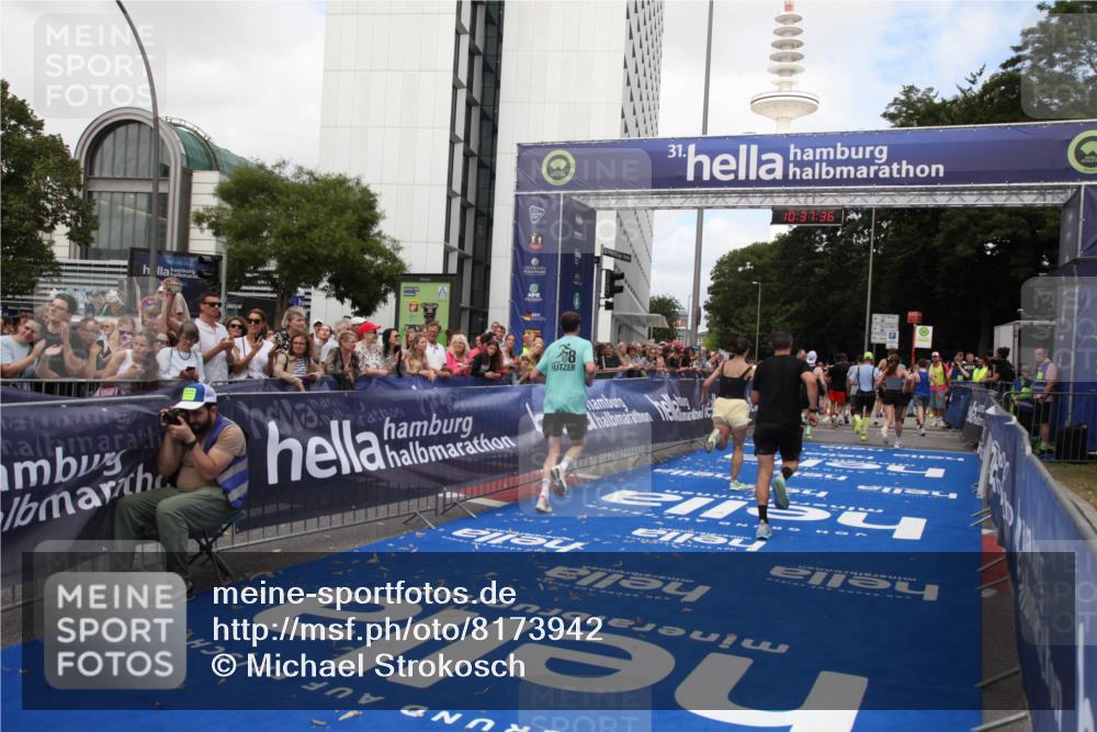 29.06.2025 - hella hamburg halbmarathon Michael Strokosch http://msf.ph/oto/8173942 29.06.2025 10:37:35 Ziel 1290, 2767, 5042, 5791, 6047, 7831, 9017, 9914, 10451, 13372 meine-sportfotos.de