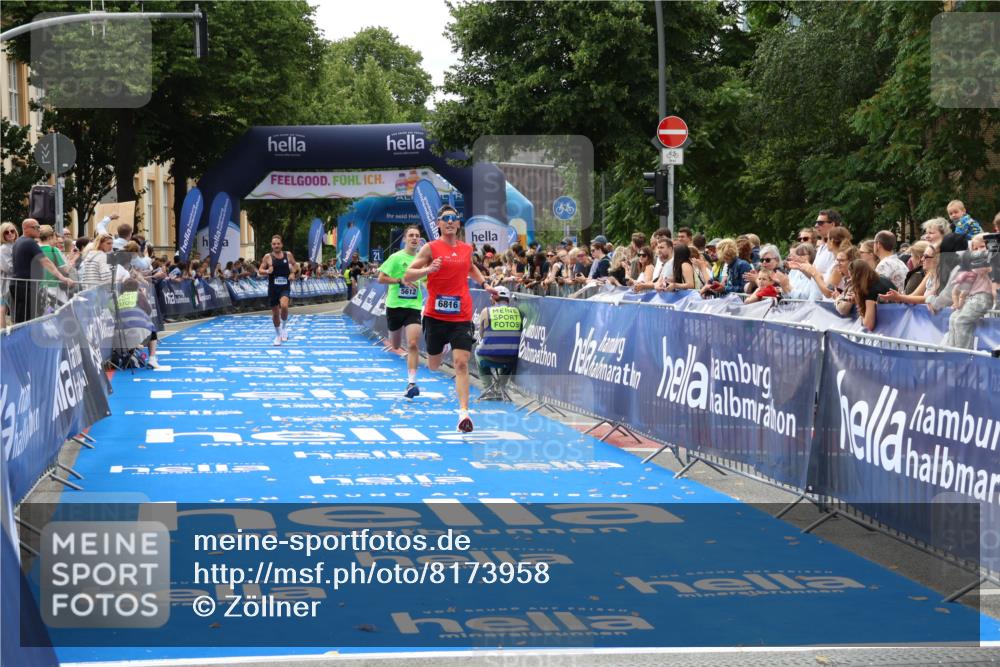 29.06.2025 - hella hamburg halbmarathon Zöllner http://msf.ph/oto/8173958 29.06.2025 10:24:21 Ziel 5612, 6816, 18695 meine-sportfotos.de