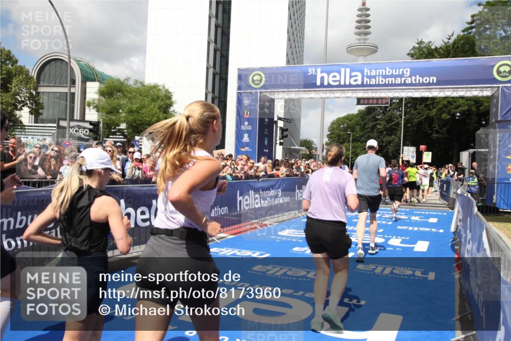 29.06.2025 - hella hamburg halbmarathon Michael Strokosch http://msf.ph/oto/8173960 29.06.2025 11:44:57 Ziel 1008, 1010, 1314, 4329, 4483, 4627, 7205, 7206, 8792, 11421, 14163, 15101, 15106, 15852, 16577, 17116, 18544, 18782 meine-sportfotos.de