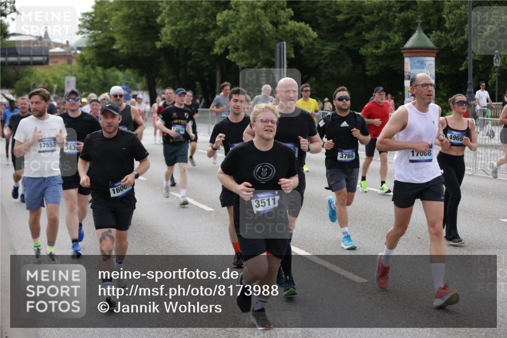 29.06.2025 - hella hamburg halbmarathon Jannik Wohlers http://msf.ph/oto/8173988 29.06.2025 10:22:08 Lombardsbrücke 1187, 1598, 2294, 2351, 2479, 2886, 3108, 3430, 3457, 3511, 3600, 3601, 3910, 3946, 4131, 4556, 4559, 4969, 5079, 5343, 5798, 5838, 6030, 6048, 6049, 6303, 6347, 6820, 6826, 6899, 7097, 7188, 7190, 7276, 7529, 7794, 7925, 8355, 8511, 8855, 8931, 9204, 9256, 9392, 9598, 10065, 10086, 10241, 10432, 10573, 10663, 10902, 10917, 10961, 11046, 11665, 12592, 12933, 13248, 13369, 13460, 13472, 13820, 13963, 14079, 14240, 14314, 14333, 14334, 14633, 14906, 14980, 15114 meine-sportfotos.de