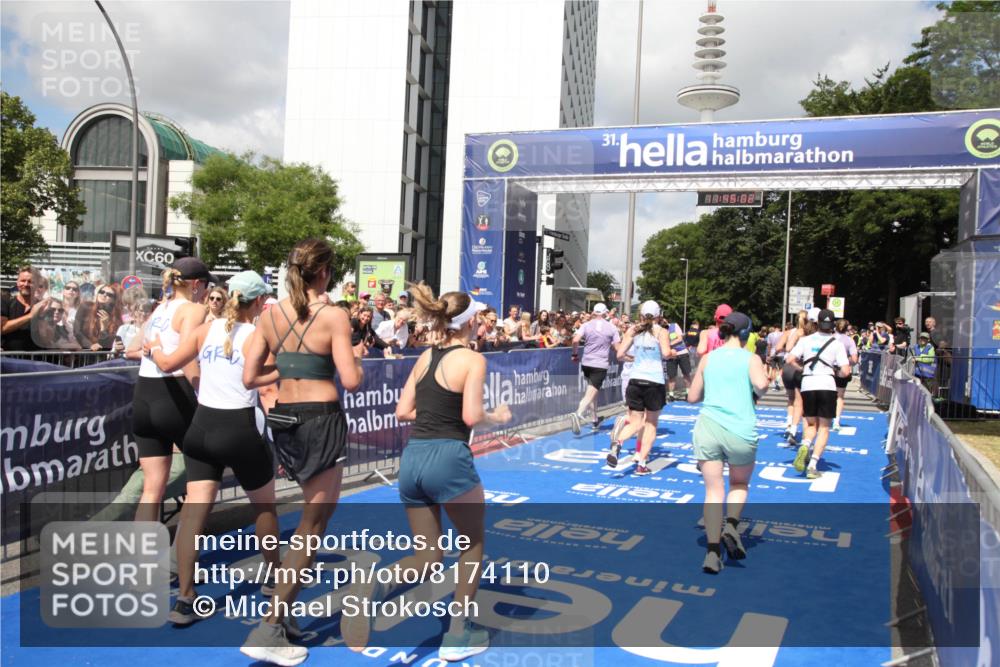 29.06.2025 - hella hamburg halbmarathon Michael Strokosch http://msf.ph/oto/8174110 29.06.2025 11:45:00 Ziel 1008, 1010, 1314, 4139, 4329, 4483, 4627, 5001, 5735, 8792, 9243, 11421, 12660, 12661, 14163, 15101, 15852, 16560, 17116, 18544, 18782 meine-sportfotos.de