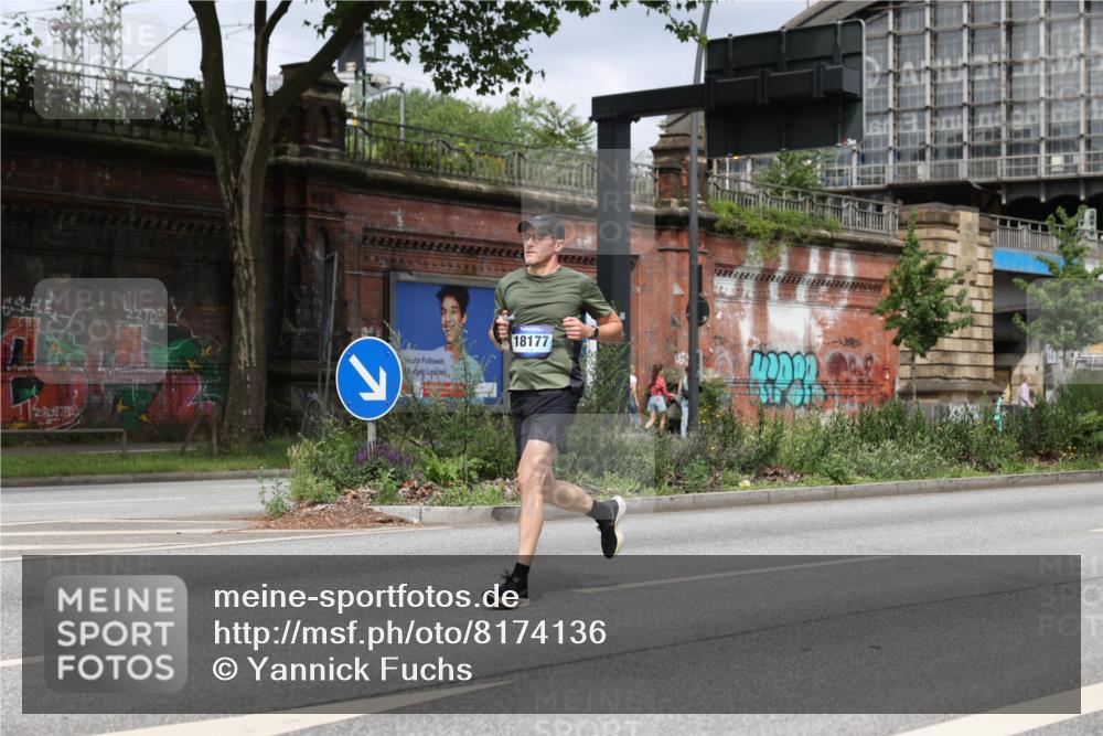 29.06.2025 - hella hamburg halbmarathon Yannick Fuchs http://msf.ph/oto/8174136 29.06.2025 10:25:59 20KM 2460, 2851, 5826, 7481, 7880, 9508, 10017, 10298, 11413, 11857, 13754, 14548, 16508, 17322, 18177, 18871 meine-sportfotos.de