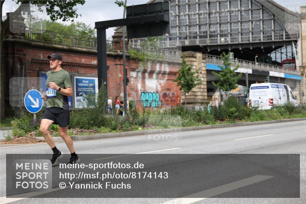 29.06.2025 - hella hamburg halbmarathon Yannick Fuchs http://msf.ph/oto/8174143 29.06.2025 10:25:59 20KM 2460, 2851, 5826, 7481, 7880, 9508, 10017, 10298, 11413, 11857, 13754, 14548, 16508, 17322, 18177, 18871 meine-sportfotos.de