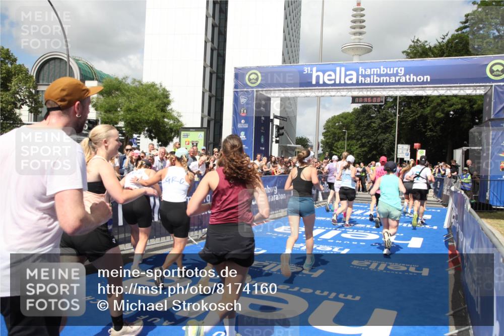 29.06.2025 - hella hamburg halbmarathon Michael Strokosch http://msf.ph/oto/8174160 29.06.2025 11:45:01 Ziel 1008, 1010, 1314, 4139, 4329, 4483, 4627, 5001, 5735, 8792, 9243, 11421, 12660, 12661, 14163, 15101, 16560, 17116, 17936, 18269, 18544, 18782, 18918 meine-sportfotos.de