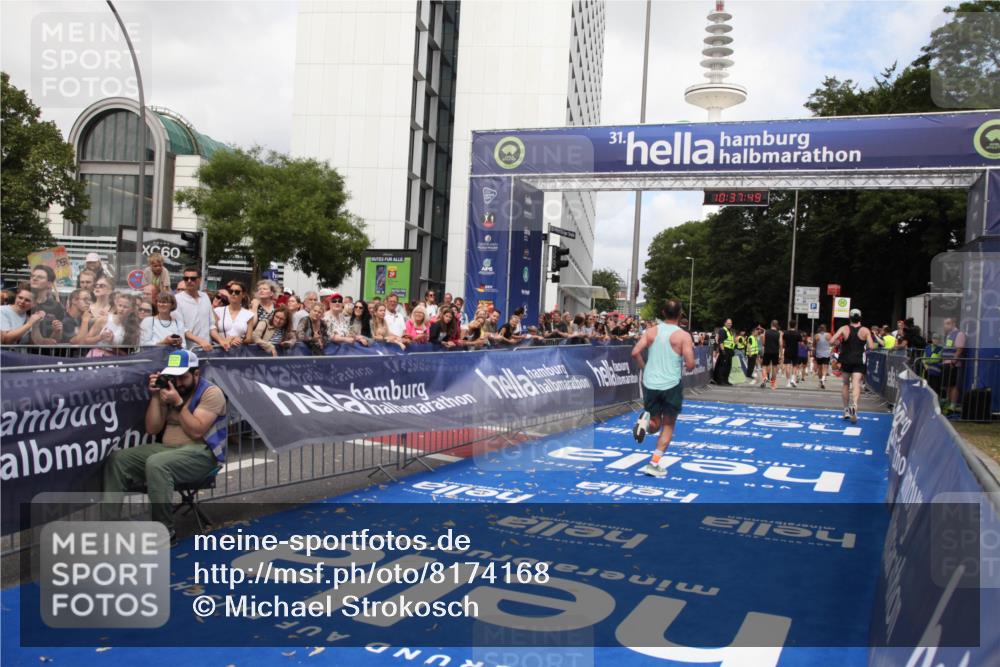 29.06.2025 - hella hamburg halbmarathon Michael Strokosch http://msf.ph/oto/8174168 29.06.2025 10:37:48 Ziel 1505, 1615, 2196, 9171, 13595, 14934, 18276, 18277 meine-sportfotos.de