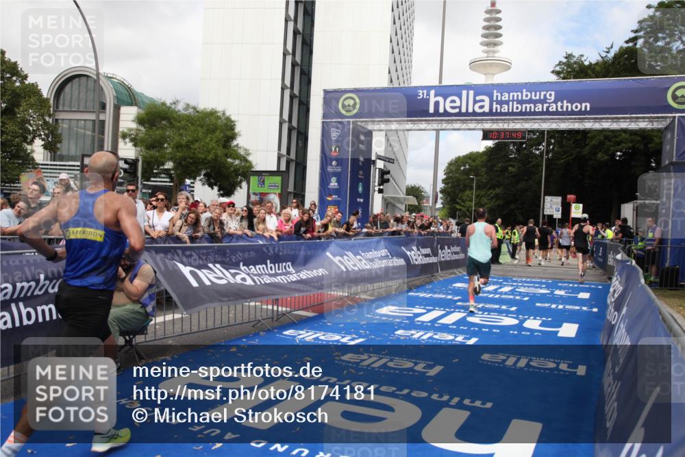 29.06.2025 - hella hamburg halbmarathon Michael Strokosch http://msf.ph/oto/8174181 29.06.2025 10:37:48 Ziel 1505, 1615, 2196, 9171, 13595, 14934, 18276, 18277 meine-sportfotos.de