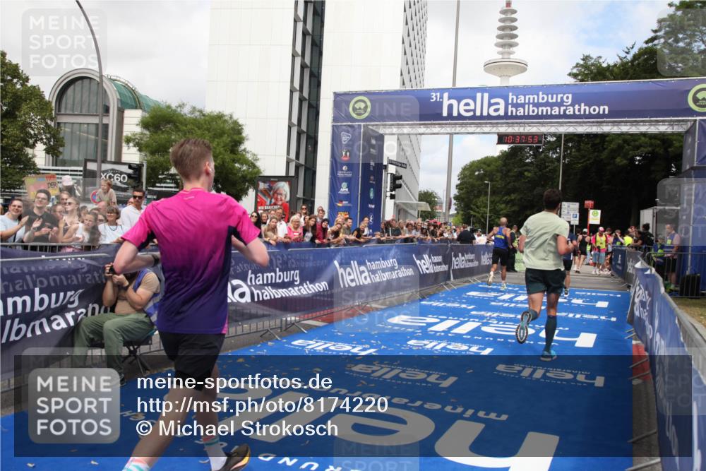 29.06.2025 - hella hamburg halbmarathon Michael Strokosch http://msf.ph/oto/8174220 29.06.2025 10:37:51 Ziel 1505, 1615, 2196, 2404, 9171, 13148, 13595, 18276, 18277 meine-sportfotos.de