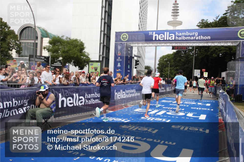 29.06.2025 - hella hamburg halbmarathon Michael Strokosch http://msf.ph/oto/8174246 29.06.2025 10:37:54 Ziel 1615, 2196, 2404, 9171, 13148, 18103, 18276, 18277, 18529 meine-sportfotos.de