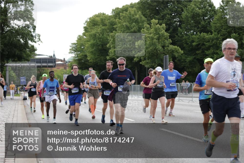29.06.2025 - hella hamburg halbmarathon Jannik Wohlers http://msf.ph/oto/8174247 29.06.2025 10:22:15 Lombardsbrücke 1029, 2294, 2479, 2766, 2886, 3003, 3430, 3457, 3511, 3600, 3601, 4969, 5223, 5343, 5798, 6826, 6899, 7097, 7188, 7190, 7276, 7529, 7925, 8355, 8931, 9256, 9392, 9598, 10065, 10086, 10432, 10573, 10663, 10826, 10902, 10961, 11665, 12592, 13248, 13369, 13460, 13472, 13963, 14334, 14633, 14801, 14906, 15870 meine-sportfotos.de