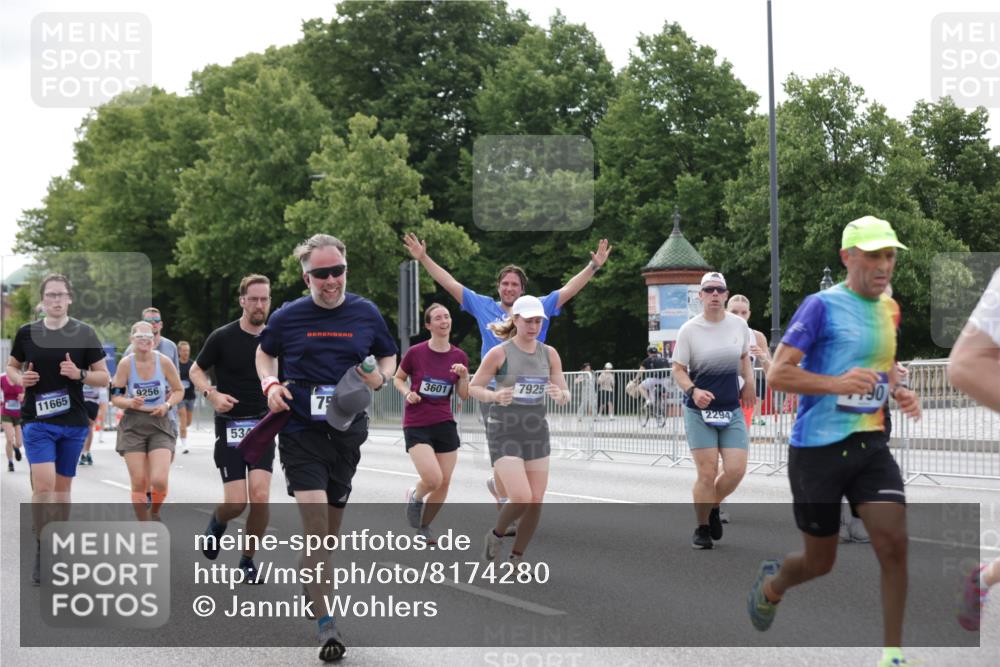 29.06.2025 - hella hamburg halbmarathon Jannik Wohlers http://msf.ph/oto/8174280 29.06.2025 10:22:16 Lombardsbrücke 1029, 2294, 2479, 2766, 2886, 3003, 3430, 3457, 3511, 3600, 3601, 4969, 5223, 5343, 5798, 6826, 6899, 7097, 7188, 7190, 7276, 7529, 7925, 8355, 8931, 9256, 9392, 9598, 10065, 10086, 10573, 10663, 10826, 10902, 10961, 11665, 12592, 13248, 13472, 13963, 14334, 14525, 14633, 14801, 14906, 15870 meine-sportfotos.de