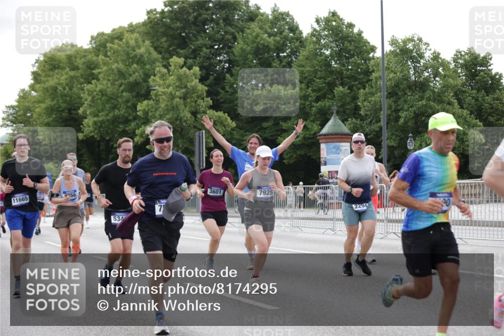 29.06.2025 - hella hamburg halbmarathon Jannik Wohlers http://msf.ph/oto/8174295 29.06.2025 10:22:16 Lombardsbrücke 1029, 2294, 2479, 2766, 2886, 3003, 3430, 3457, 3511, 3600, 3601, 4969, 5223, 5343, 5798, 6826, 6899, 7097, 7188, 7190, 7276, 7529, 7925, 8355, 8931, 9256, 9392, 9598, 10065, 10086, 10573, 10663, 10826, 10902, 10961, 11665, 12592, 13248, 13472, 13963, 14334, 14525, 14633, 14801, 14906, 15870 meine-sportfotos.de
