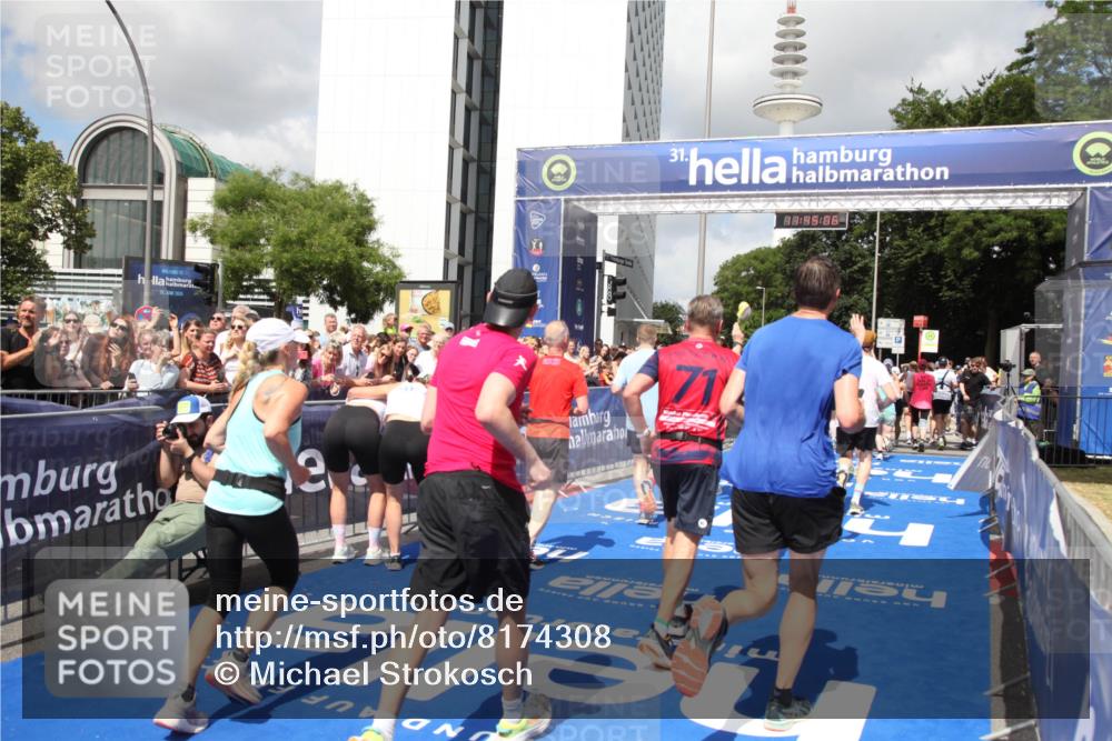 29.06.2025 - hella hamburg halbmarathon Michael Strokosch http://msf.ph/oto/8174308 29.06.2025 11:45:04 Ziel 1008, 1010, 1291, 4139, 4329, 4483, 4627, 5001, 5735, 7956, 8792, 9243, 11421, 11637, 12660, 12661, 14163, 15101, 15755, 16560, 17116, 17936, 18269, 18353, 18782, 18918 meine-sportfotos.de
