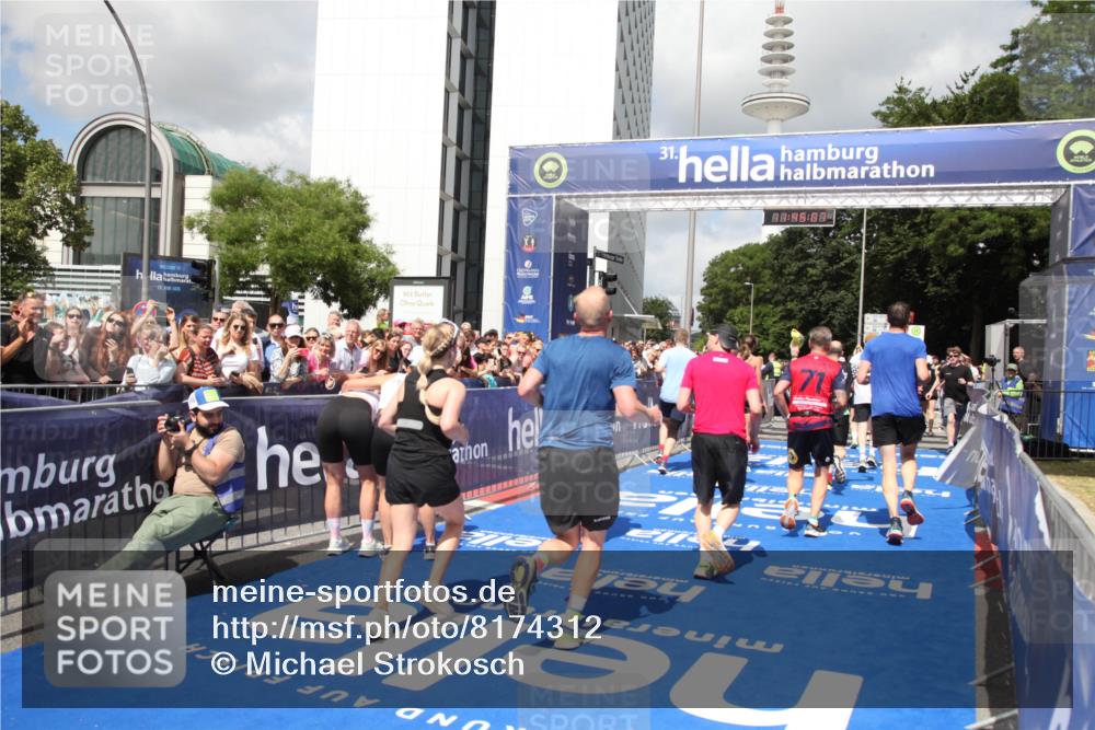 29.06.2025 - hella hamburg halbmarathon Michael Strokosch http://msf.ph/oto/8174312 29.06.2025 11:45:05 Ziel 1008, 1291, 4139, 4329, 4627, 5001, 5735, 5901, 7956, 8048, 8792, 9243, 11421, 11637, 12660, 12661, 14163, 15755, 16560, 17936, 18269, 18353, 18782, 18918 meine-sportfotos.de
