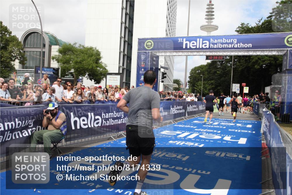 29.06.2025 - hella hamburg halbmarathon Michael Strokosch http://msf.ph/oto/8174339 29.06.2025 10:37:59 Ziel 3480, 3530, 7229, 9643, 10793, 13900, 15303, 18103, 18529 meine-sportfotos.de