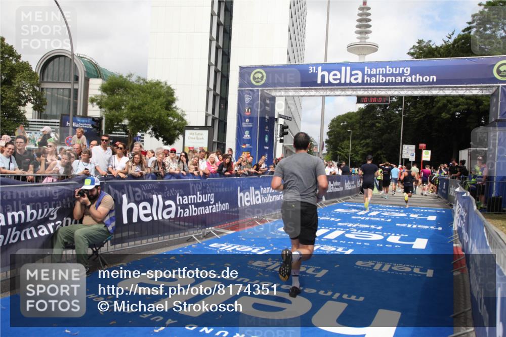 29.06.2025 - hella hamburg halbmarathon Michael Strokosch http://msf.ph/oto/8174351 29.06.2025 10:38:00 Ziel 3480, 3530, 7229, 9643, 10793, 12915, 13900, 15303, 18103, 18529 meine-sportfotos.de