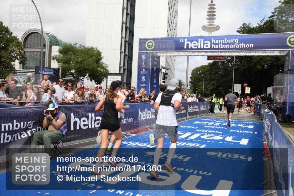 29.06.2025 - hella hamburg halbmarathon Michael Strokosch http://msf.ph/oto/8174360 29.06.2025 10:38:02 Ziel 3480, 3530, 7229, 9643, 10793, 11952, 12915, 13900, 15303, 16698, 18103 meine-sportfotos.de