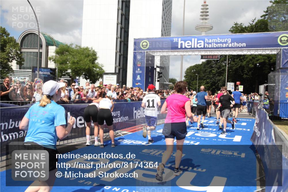 29.06.2025 - hella hamburg halbmarathon Michael Strokosch http://msf.ph/oto/8174364 29.06.2025 11:45:07 Ziel 1291, 4139, 5001, 5735, 5901, 7956, 8048, 9243, 11637, 12660, 12661, 15755, 16560, 17936, 18269, 18353, 18918 meine-sportfotos.de