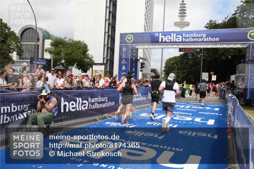29.06.2025 - hella hamburg halbmarathon Michael Strokosch http://msf.ph/oto/8174365 29.06.2025 10:38:02 Ziel 3480, 3530, 7229, 9643, 10793, 11952, 12915, 13900, 15303, 16698, 18103 meine-sportfotos.de