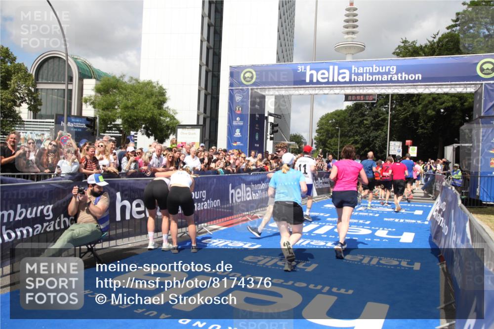 29.06.2025 - hella hamburg halbmarathon Michael Strokosch http://msf.ph/oto/8174376 29.06.2025 11:45:08 Ziel 1291, 4139, 5001, 5735, 5901, 7956, 8048, 9243, 11637, 12382, 14959, 15755, 16560, 17936, 18269, 18353, 18918 meine-sportfotos.de