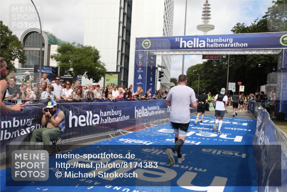 29.06.2025 - hella hamburg halbmarathon Michael Strokosch http://msf.ph/oto/8174383 29.06.2025 10:38:03 Ziel 3480, 3530, 7229, 8091, 9643, 10793, 11049, 11952, 12915, 13900, 15303, 16698 meine-sportfotos.de