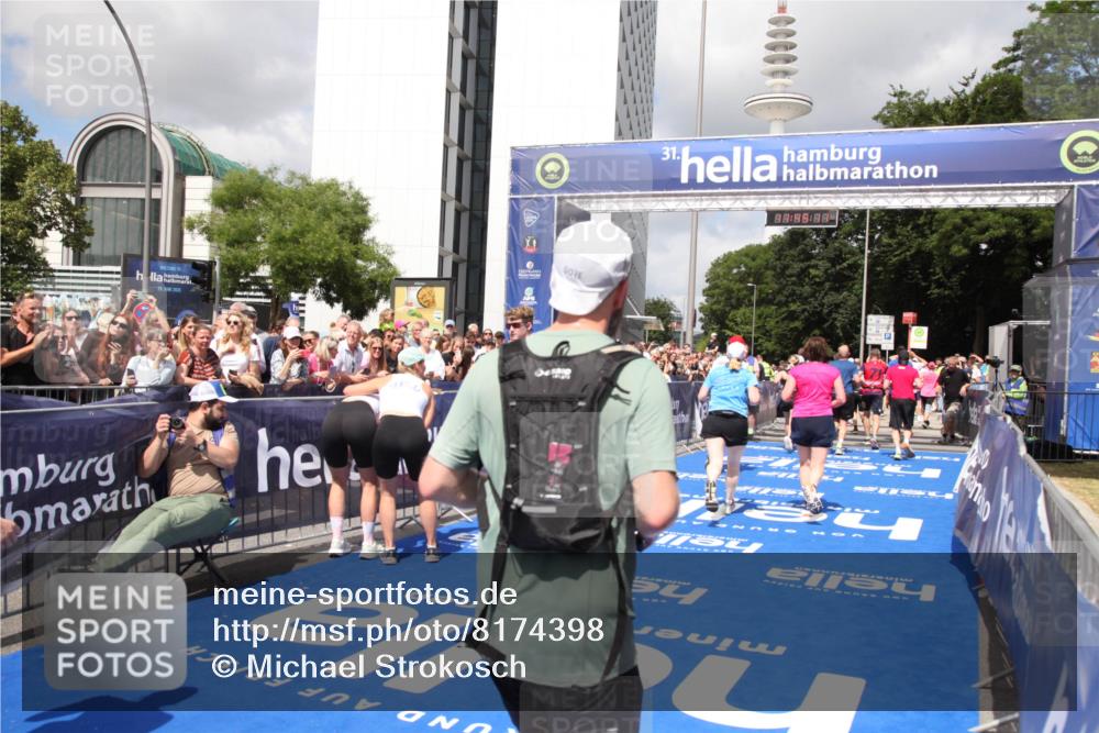 29.06.2025 - hella hamburg halbmarathon Michael Strokosch http://msf.ph/oto/8174398 29.06.2025 11:45:09 Ziel 1291, 4139, 5735, 5901, 7956, 8048, 9243, 11637, 12152, 12382, 14959, 15755, 17936, 18269, 18353, 18918 meine-sportfotos.de