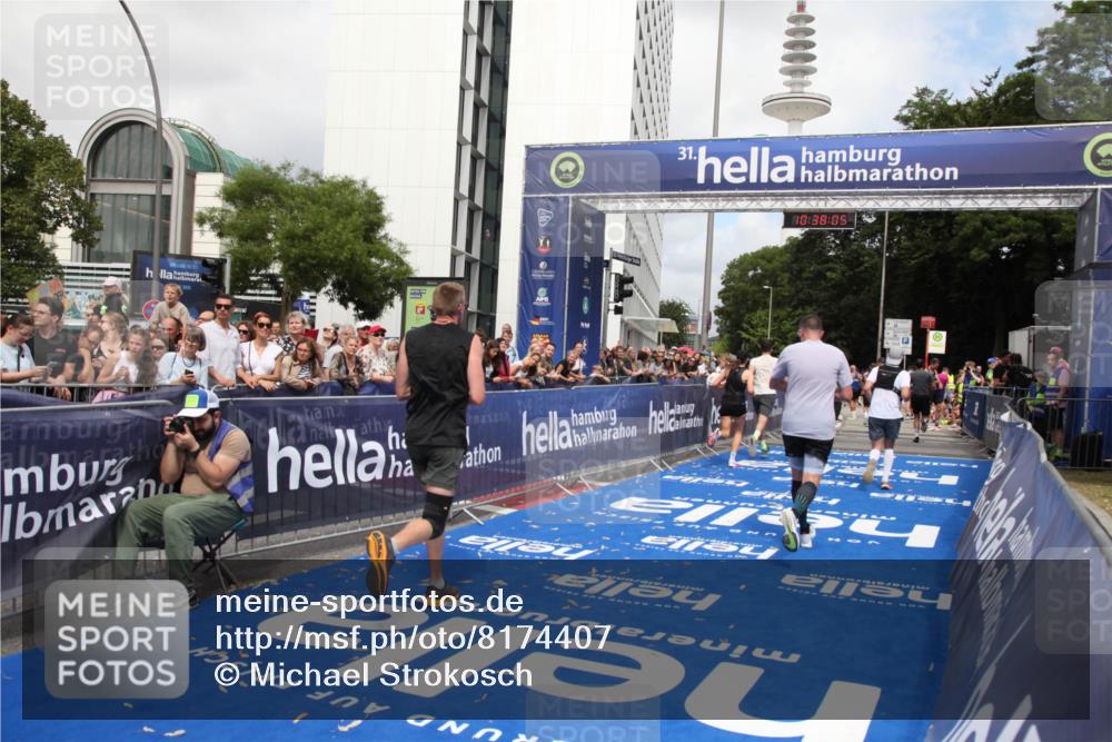 29.06.2025 - hella hamburg halbmarathon Michael Strokosch http://msf.ph/oto/8174407 29.06.2025 10:38:04 Ziel 3480, 3530, 7229, 8091, 9643, 9944, 10793, 11049, 11952, 12915, 13900, 14274, 15303, 16698 meine-sportfotos.de