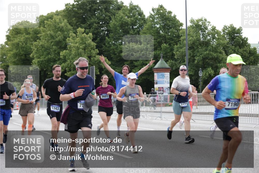 29.06.2025 - hella hamburg halbmarathon Jannik Wohlers http://msf.ph/oto/8174412 29.06.2025 10:22:16 Lombardsbrücke 1029, 2294, 2479, 2766, 2886, 3003, 3430, 3457, 3511, 3600, 3601, 4969, 5223, 5343, 5798, 6826, 6899, 7097, 7188, 7190, 7276, 7529, 7925, 8355, 8931, 9256, 9392, 9598, 10065, 10086, 10573, 10663, 10826, 10902, 10961, 11665, 12592, 13248, 13472, 13963, 14334, 14525, 14633, 14801, 14906, 15870 meine-sportfotos.de