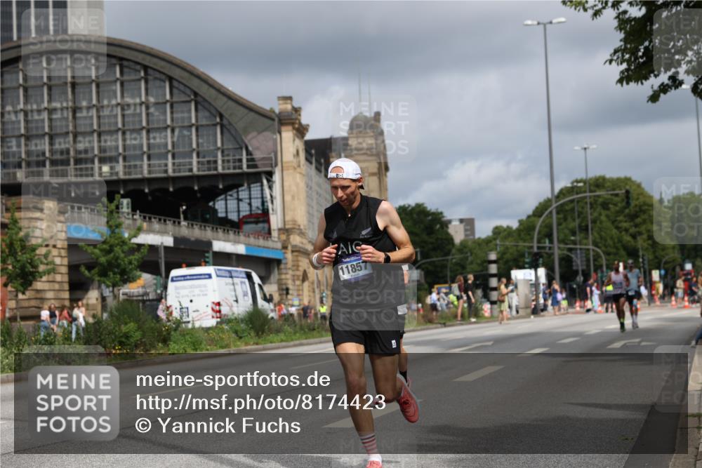29.06.2025 - hella hamburg halbmarathon Yannick Fuchs http://msf.ph/oto/8174423 29.06.2025 10:26:10 20KM 3201, 5826, 7880, 9508, 10017, 10298, 10929, 11857, 12232, 12681, 13754, 14548, 15835, 16508, 19118 meine-sportfotos.de