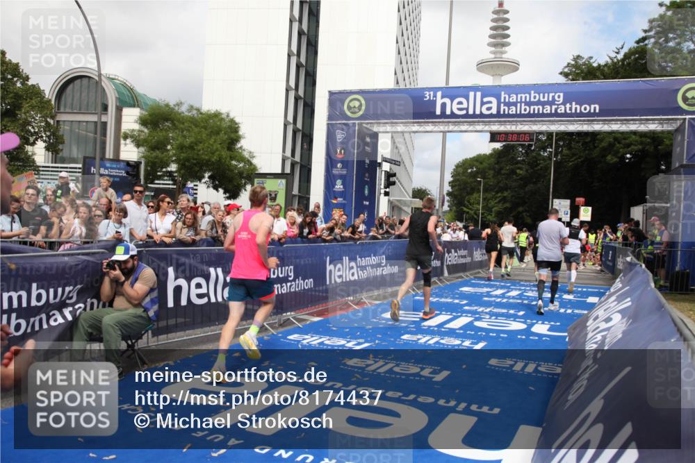 29.06.2025 - hella hamburg halbmarathon Michael Strokosch http://msf.ph/oto/8174437 29.06.2025 10:38:05 Ziel 3530, 7229, 8091, 9643, 9944, 10793, 11049, 11952, 12915, 13900, 14274, 15303, 16698 meine-sportfotos.de