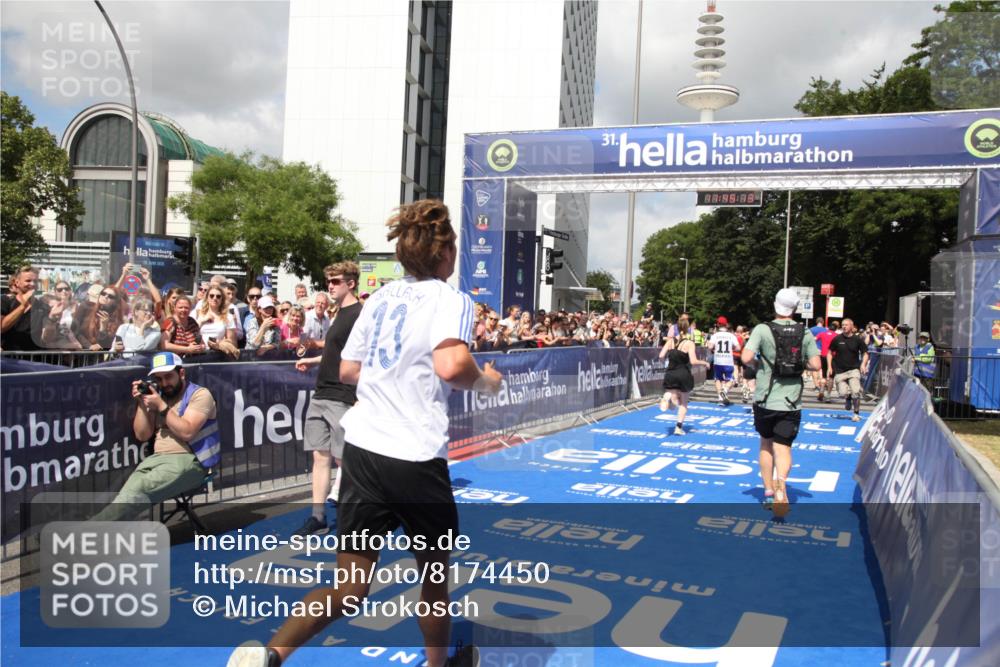 29.06.2025 - hella hamburg halbmarathon Michael Strokosch http://msf.ph/oto/8174450 29.06.2025 11:45:11 Ziel 1291, 3810, 5901, 7956, 8048, 8984, 11637, 12152, 12382, 13952, 14959, 15755, 18353 meine-sportfotos.de