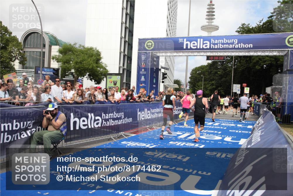 29.06.2025 - hella hamburg halbmarathon Michael Strokosch http://msf.ph/oto/8174462 29.06.2025 10:38:06 Ziel 7229, 8091, 9643, 9944, 10793, 11049, 11952, 12915, 13900, 14274, 15303, 15382, 16698 meine-sportfotos.de