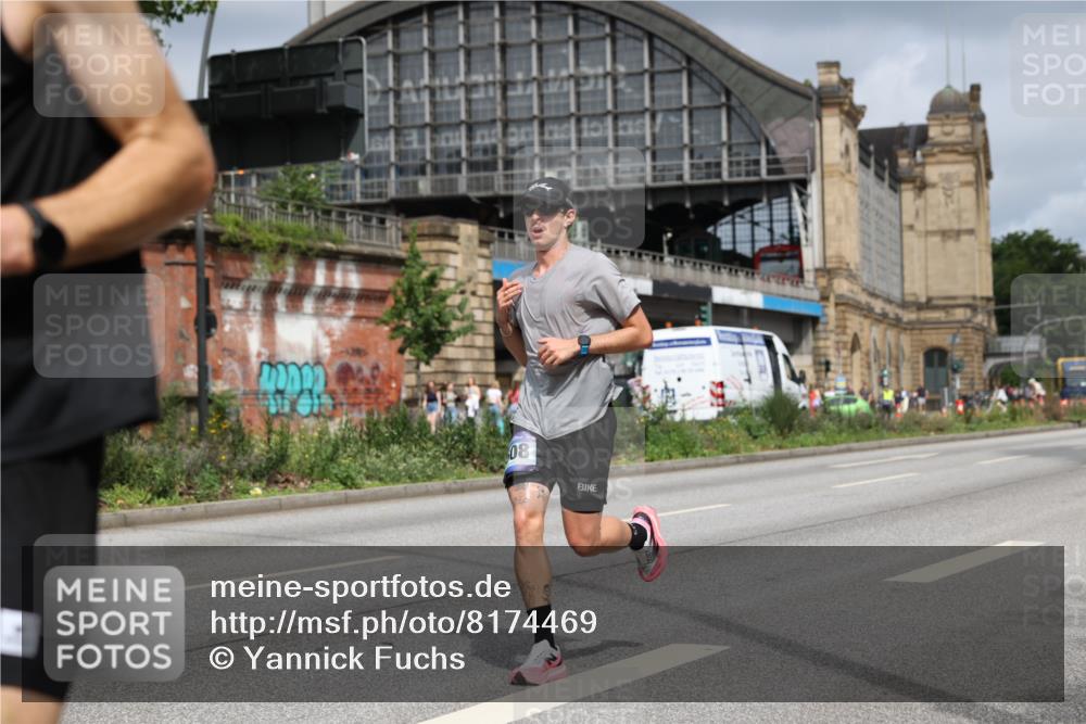 29.06.2025 - hella hamburg halbmarathon Yannick Fuchs http://msf.ph/oto/8174469 29.06.2025 10:26:11 20KM 3201, 7880, 9508, 10017, 10298, 10929, 11857, 12232, 12681, 13754, 14548, 15835, 16508, 19118 meine-sportfotos.de