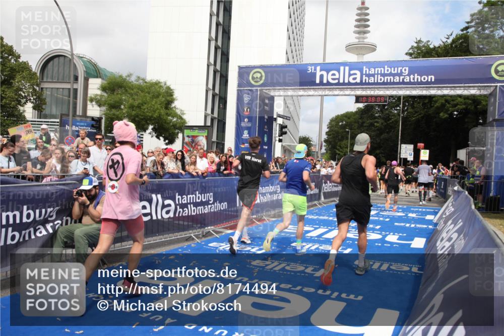 29.06.2025 - hella hamburg halbmarathon Michael Strokosch http://msf.ph/oto/8174494 29.06.2025 10:38:08 Ziel 7229, 8091, 9944, 11049, 11952, 12915, 14274, 15303, 15382, 16698, 17623 meine-sportfotos.de