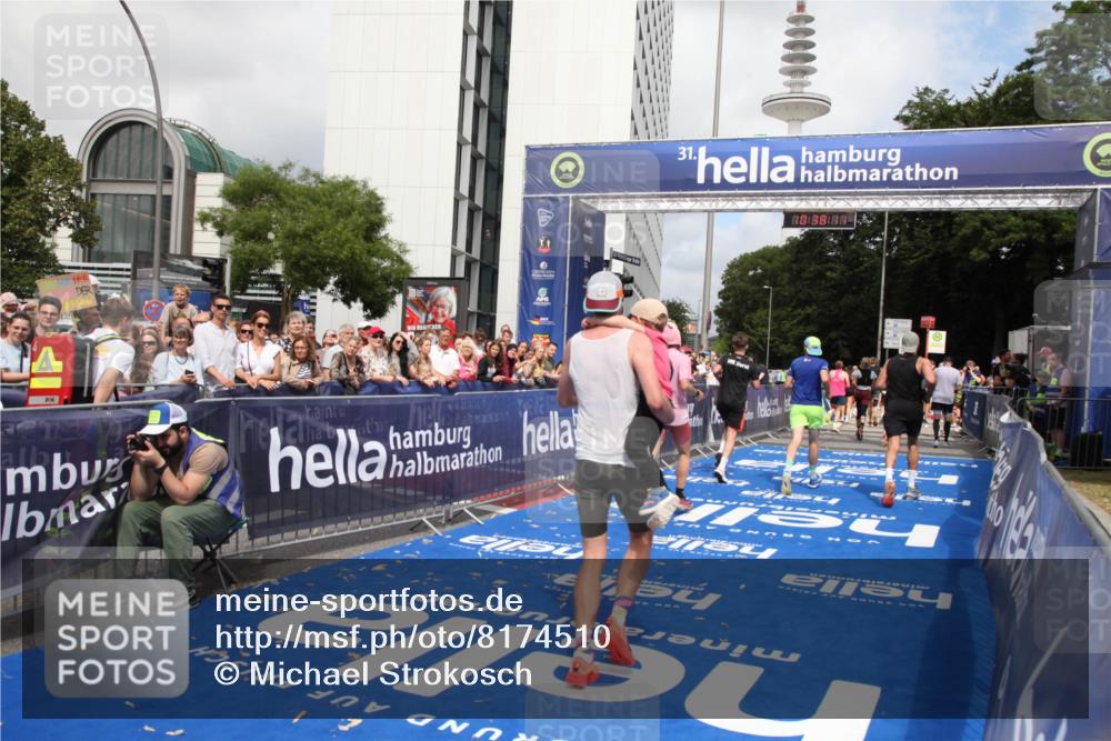 29.06.2025 - hella hamburg halbmarathon Michael Strokosch http://msf.ph/oto/8174510 29.06.2025 10:38:09 Ziel 8091, 9944, 11049, 11952, 12915, 14274, 15382, 16698, 17623 meine-sportfotos.de