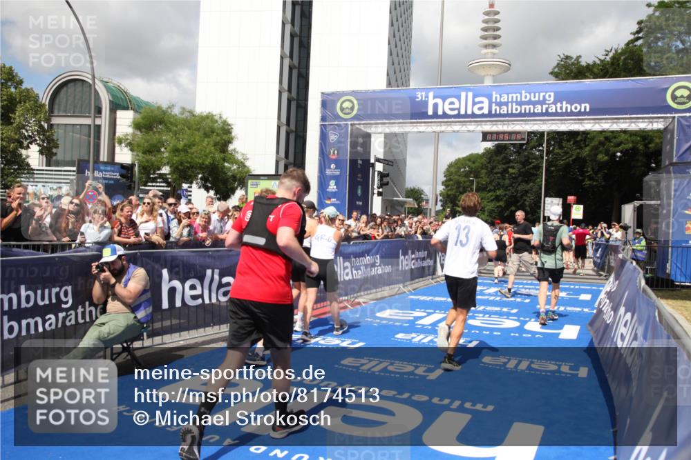 29.06.2025 - hella hamburg halbmarathon Michael Strokosch http://msf.ph/oto/8174513 29.06.2025 11:45:12 Ziel 1291, 3810, 5901, 8048, 8984, 12152, 12382, 13952, 13953, 14959, 15755 meine-sportfotos.de