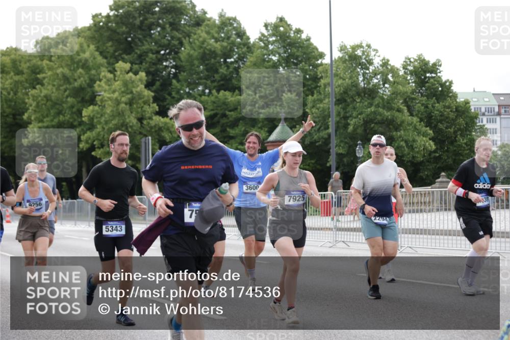 29.06.2025 - hella hamburg halbmarathon Jannik Wohlers http://msf.ph/oto/8174536 29.06.2025 10:22:16 Lombardsbrücke 1029, 2294, 2479, 2766, 2886, 3003, 3430, 3457, 3511, 3600, 3601, 4969, 5223, 5343, 5798, 6826, 6899, 7097, 7188, 7190, 7276, 7529, 7925, 8355, 8931, 9256, 9392, 9598, 10065, 10086, 10573, 10663, 10826, 10902, 10961, 11665, 12592, 13248, 13472, 13963, 14334, 14525, 14633, 14801, 14906, 15870 meine-sportfotos.de