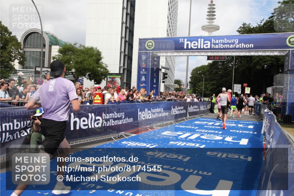 29.06.2025 - hella hamburg halbmarathon Michael Strokosch http://msf.ph/oto/8174545 29.06.2025 10:38:12 Ziel 5091, 8091, 9944, 11049, 14274, 15382, 17623, 18986 meine-sportfotos.de