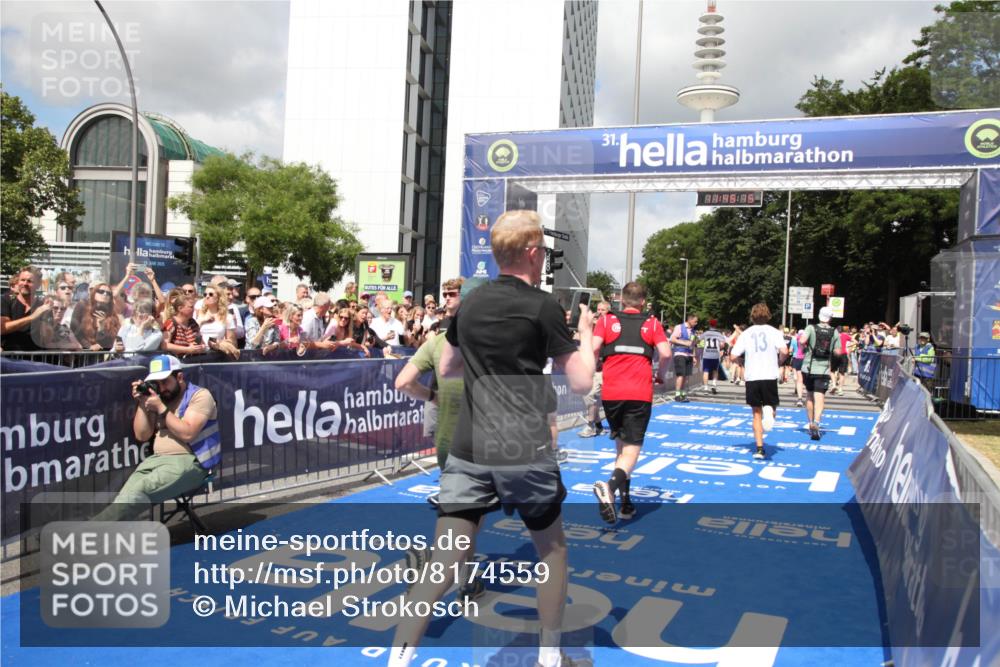 29.06.2025 - hella hamburg halbmarathon Michael Strokosch http://msf.ph/oto/8174559 29.06.2025 11:45:13 Ziel 2550, 3810, 5901, 8048, 8984, 12152, 12382, 12444, 13952, 13953, 14959, 15755 meine-sportfotos.de