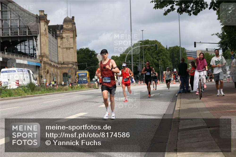 29.06.2025 - hella hamburg halbmarathon Yannick Fuchs http://msf.ph/oto/8174586 29.06.2025 10:26:20 20KM 3201, 4812, 9508, 10298, 10929, 11857, 12232, 12681, 13617, 14450, 14548, 15835, 18102, 19118 meine-sportfotos.de