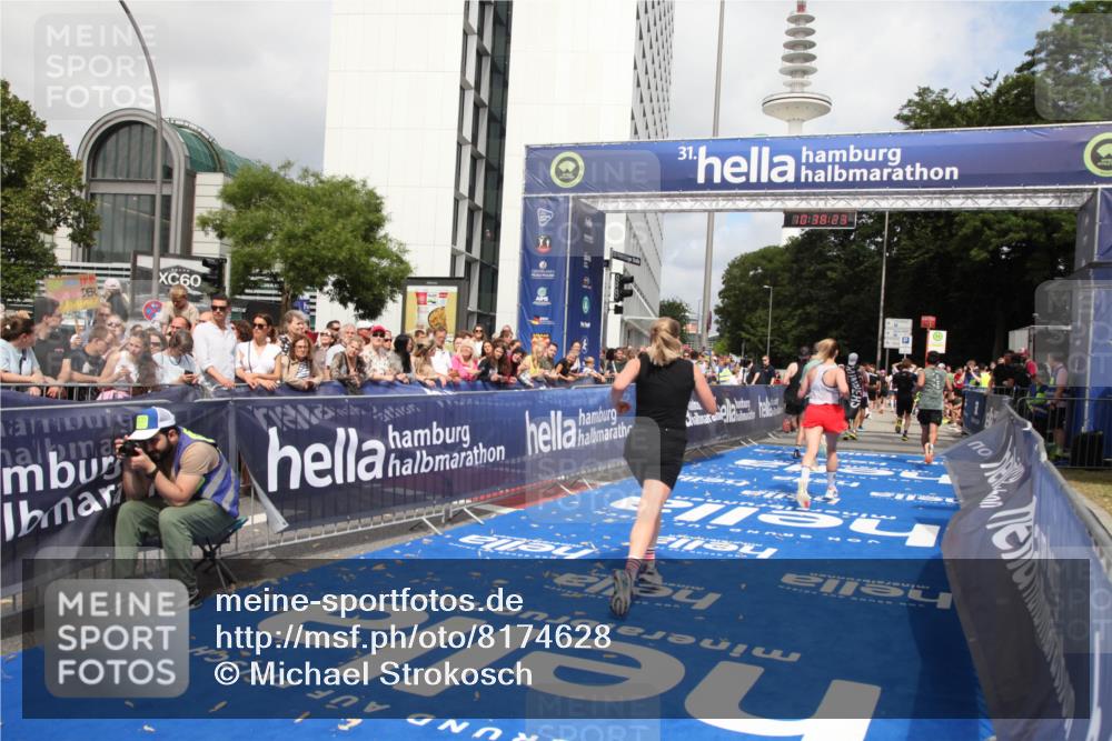 29.06.2025 - hella hamburg halbmarathon Michael Strokosch http://msf.ph/oto/8174628 29.06.2025 10:38:22 Ziel 1042, 1688, 2849, 3431, 6095, 7110, 7743, 8002, 14688, 18584 meine-sportfotos.de