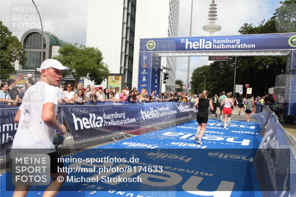 29.06.2025 - hella hamburg halbmarathon Michael Strokosch http://msf.ph/oto/8174633 29.06.2025 10:38:22 Ziel 1042, 1688, 2849, 3431, 6095, 7110, 7743, 8002, 14688, 18584 meine-sportfotos.de