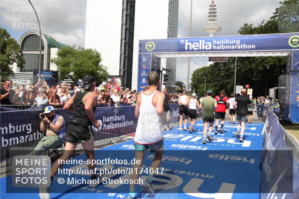 29.06.2025 - hella hamburg halbmarathon Michael Strokosch http://msf.ph/oto/8174647 29.06.2025 11:45:14 Ziel 2550, 3810, 4921, 5901, 6917, 8048, 8984, 12152, 12382, 12444, 13952, 13953, 14959, 17339 meine-sportfotos.de